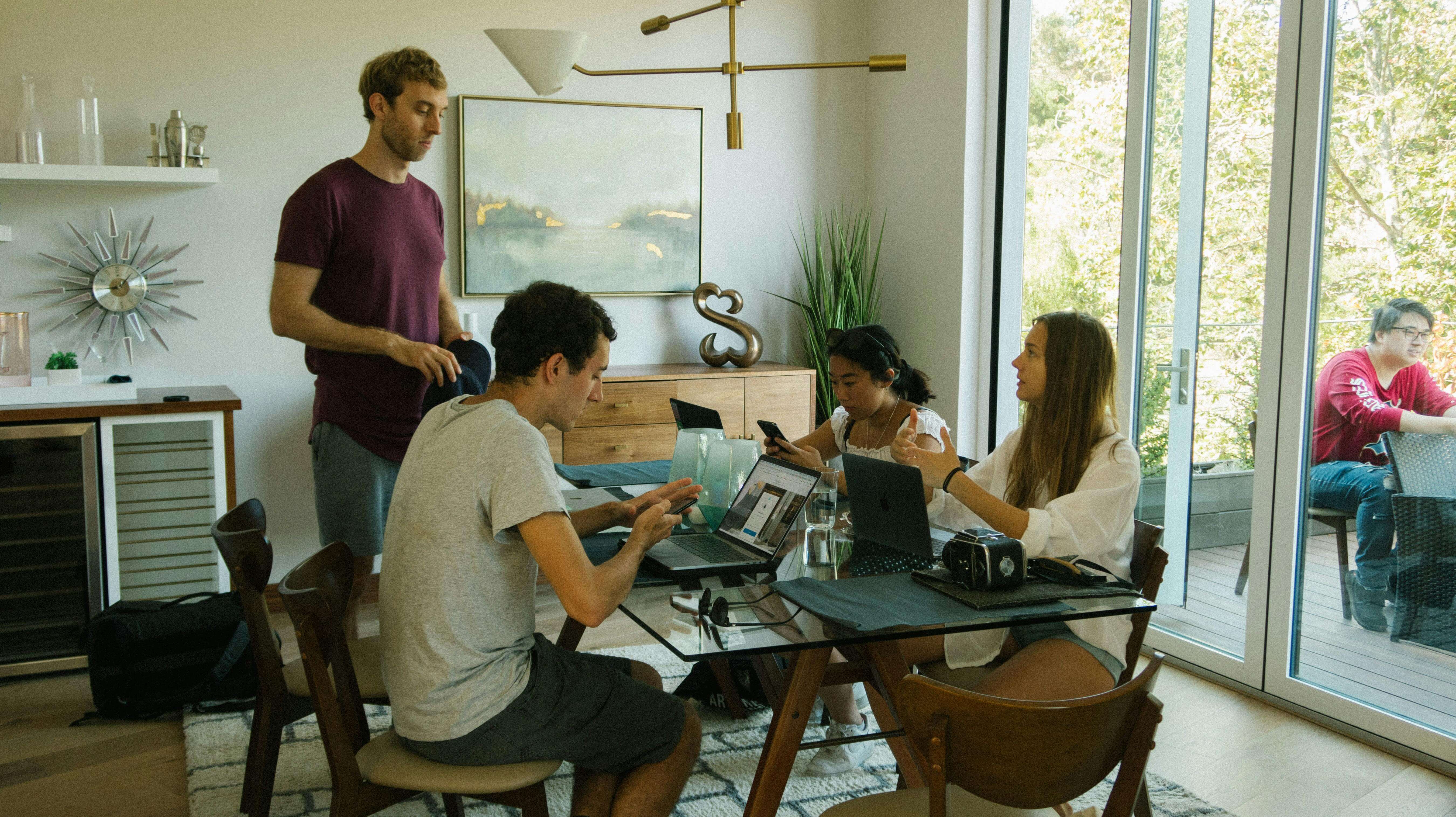 Etudiants révisant dans leur logement étudiant à Avignon